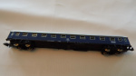 Vierachsiger Personenwagen blau