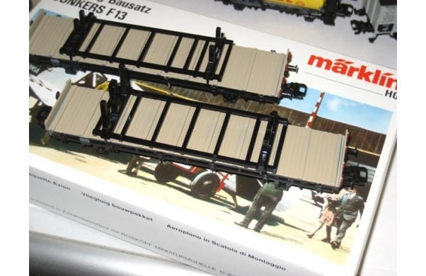 Märklin, 2xNiederboardwagen mit Flugzeug