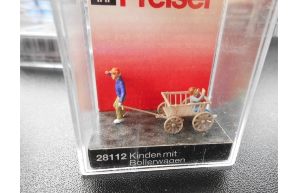 Kinder mit Bollerwagen