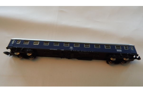 Vierachsiger Personenwagen blau