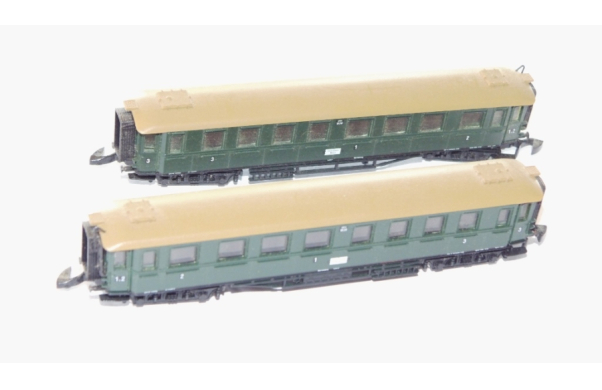 2 x vierachsige Schnellzugwagen