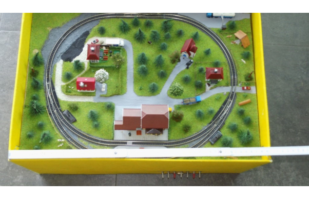 Kleine Anlage mit Häuser, Schienen, Weichen etc.