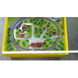 Kleine Anlage mit Häuser, Schienen, Weichen etc.